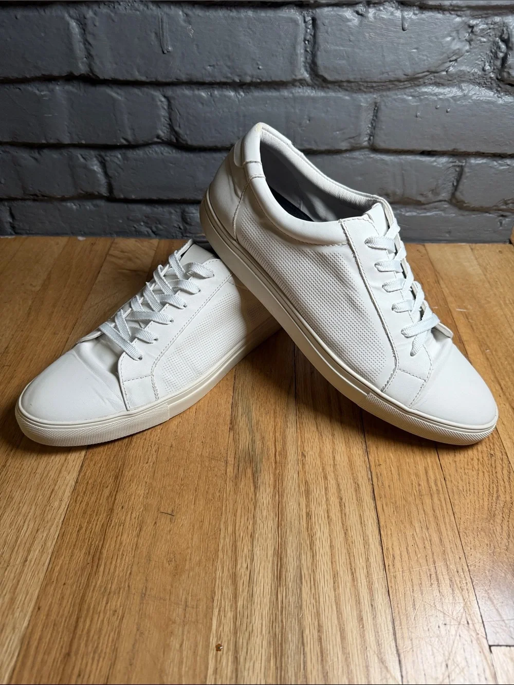 Minimalist Men’s White Leather Low-Top Sneakers